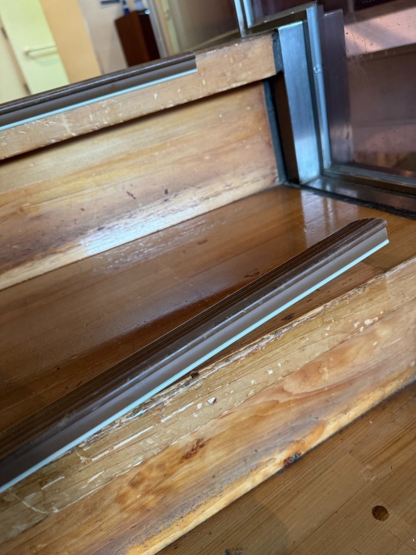 階段の角がはがれている